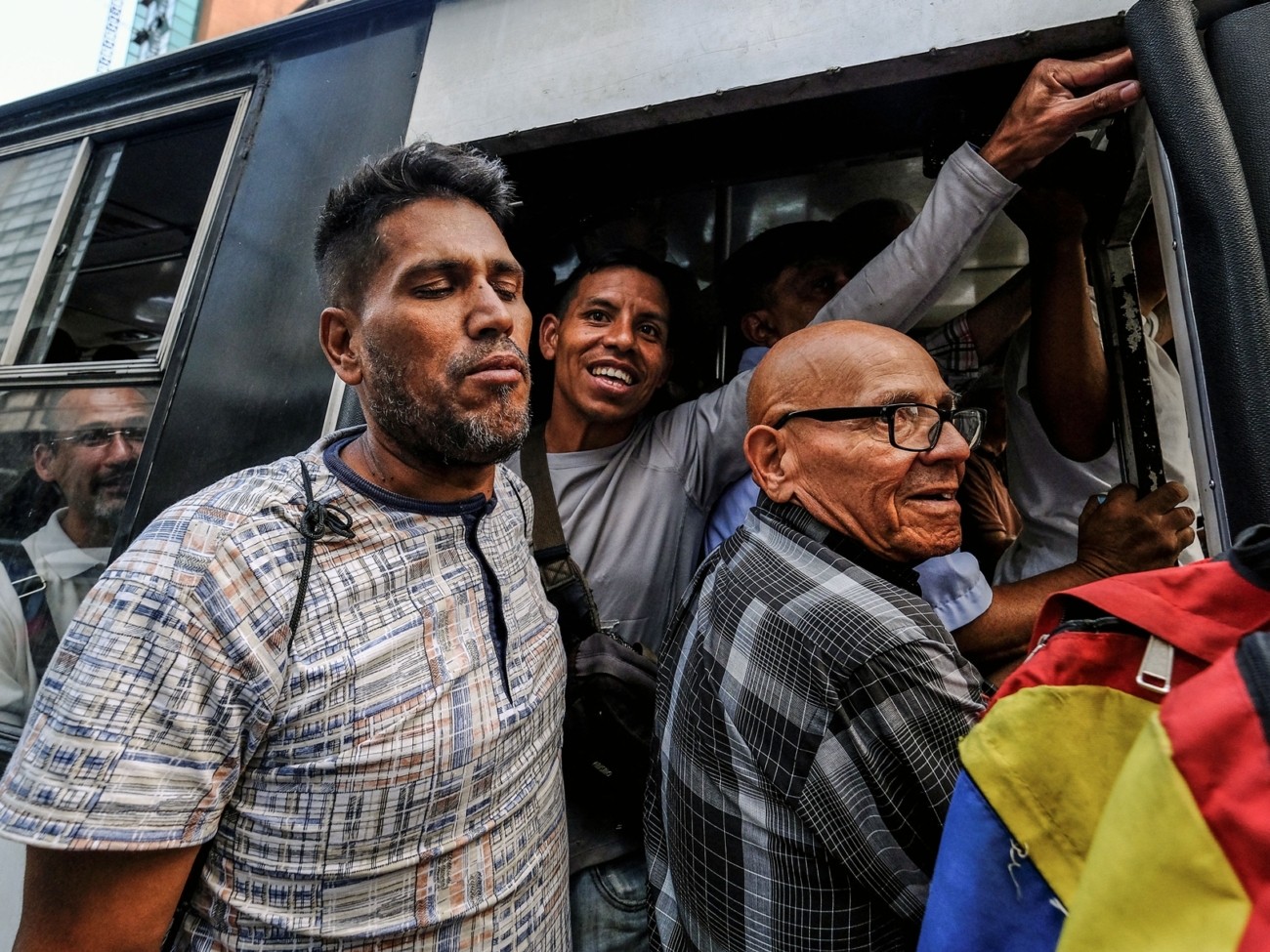 People use public transportation during a power cut in Caracas on March 7, 2019. The government of Nicolas Maduro denounced a "sabotage" against the main electric power dam in the country, after a massive blackout left Caracas and vast regions of Venezuela in the darkness. (Photo by Matias DELACROIX / AFP)