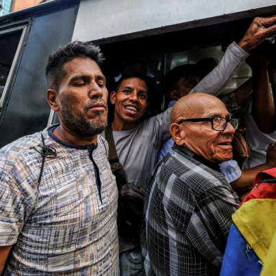 People use public transportation during a power cut in Caracas on March 7, 2019. The government of Nicolas Maduro denounced a "sabotage" against the main electric power dam in the country, after a massive blackout left Caracas and vast regions of Venezuela in the darkness. (Photo by Matias DELACROIX / AFP)