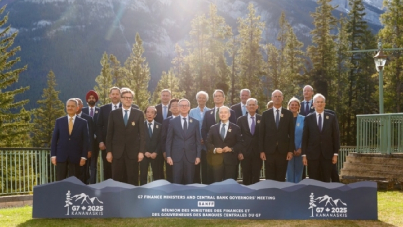 Dignitaries pose for a family photo during the G7 Finance Ministers and Central Bank Governors' Meeting in Banff, Alberta, Canada on May 21, 2025. Top finance leaders from the G7 nations gather in Canada starting Tuesday, with concerns including war in Ukraine at the fore while the advanced economies grapple with fallout from US President Donald Trump's sweeping tariffs. (Photo by Cole Burston/ / AFP)