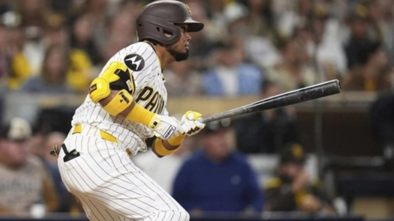 tsize_600x400_Luis-Arraez-900-hits