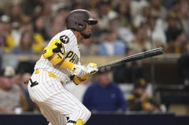 tsize_600x400_Luis-Arraez-900-hits