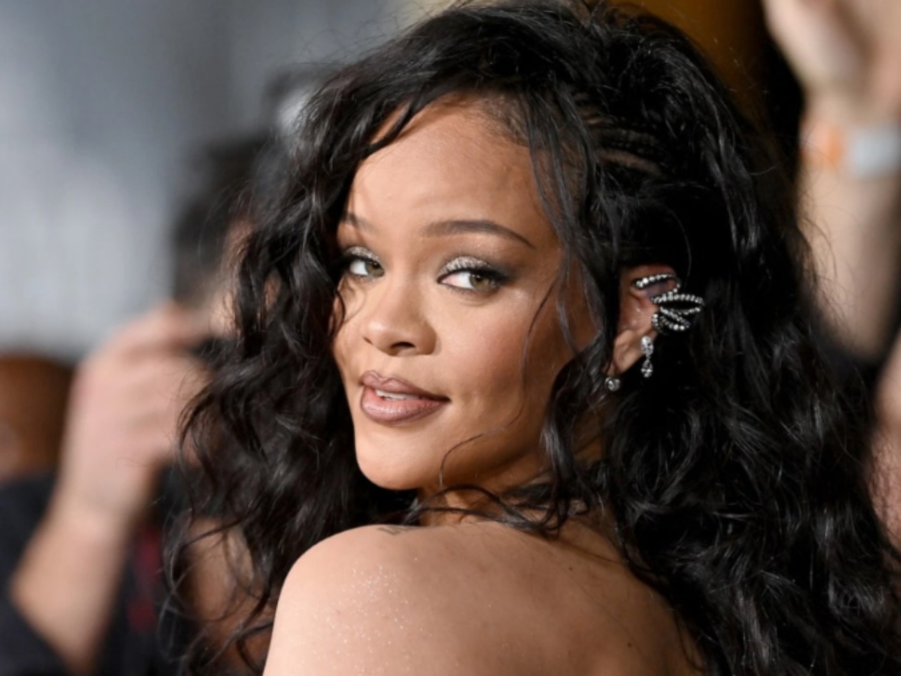 video-rihanna-vuelve-a-la-musica-con-la-banda-sonora-de-los-pitufos-41557