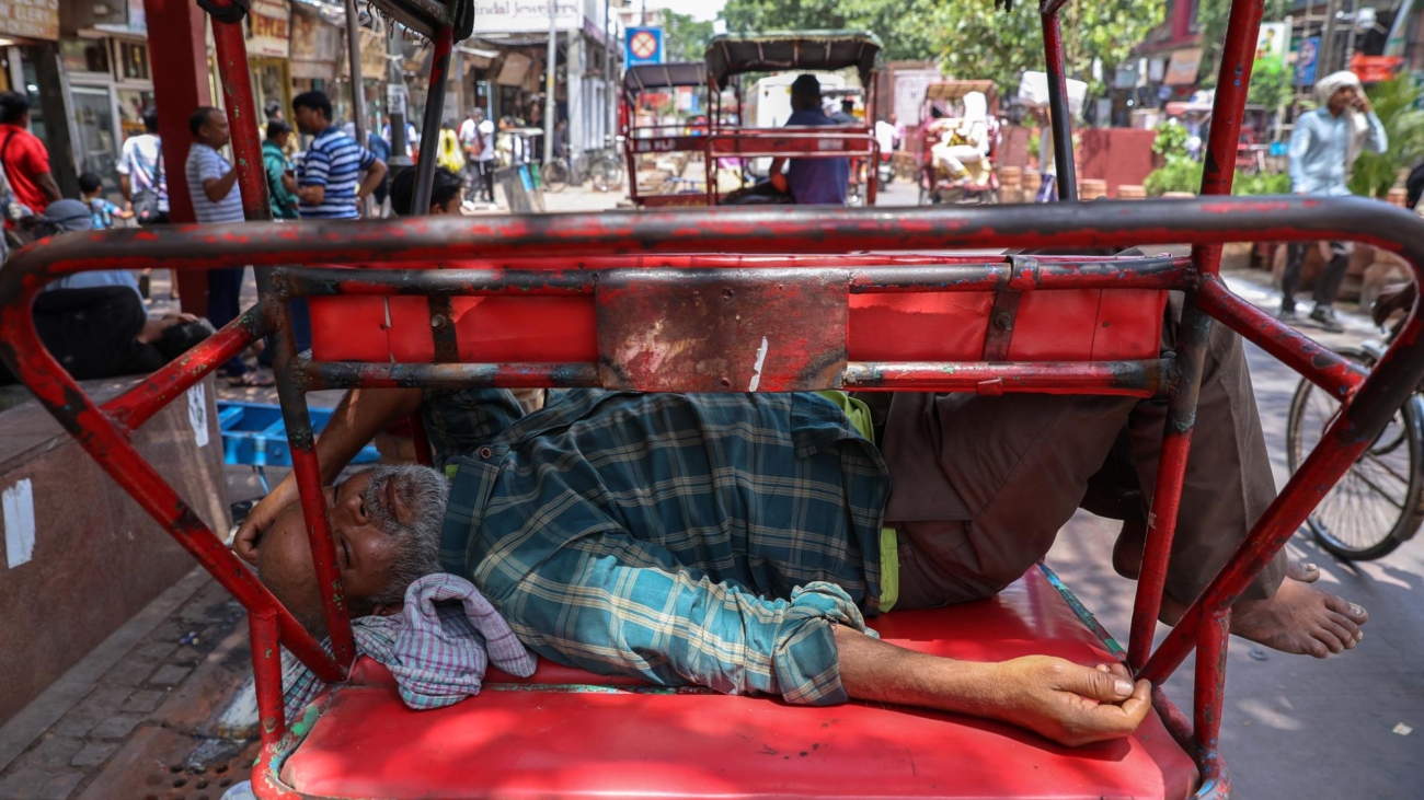 NEW DELHI (India), 09/06/2025.- A rickshaw puller takes a nap on his rickshaw during a hot weather day in the old quarters of Delhi, India, 09 June 2025. According to the Indian Meteorological Department (IMD), Delhi registered 44-degree Celsius temperatures, and the prevailing heatwave is set to continue through 12 June. (Nueva Delhi) EFE/EPA/RAJAT GUPTA