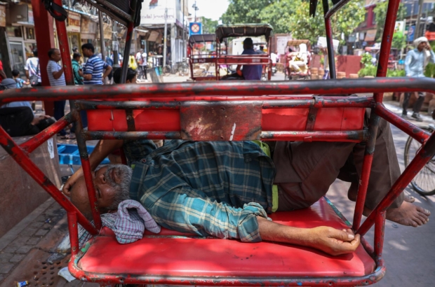 NEW DELHI (India), 09/06/2025.- A rickshaw puller takes a nap on his rickshaw during a hot weather day in the old quarters of Delhi, India, 09 June 2025. According to the Indian Meteorological Department (IMD), Delhi registered 44-degree Celsius temperatures, and the prevailing heatwave is set to continue through 12 June. (Nueva Delhi) EFE/EPA/RAJAT GUPTA