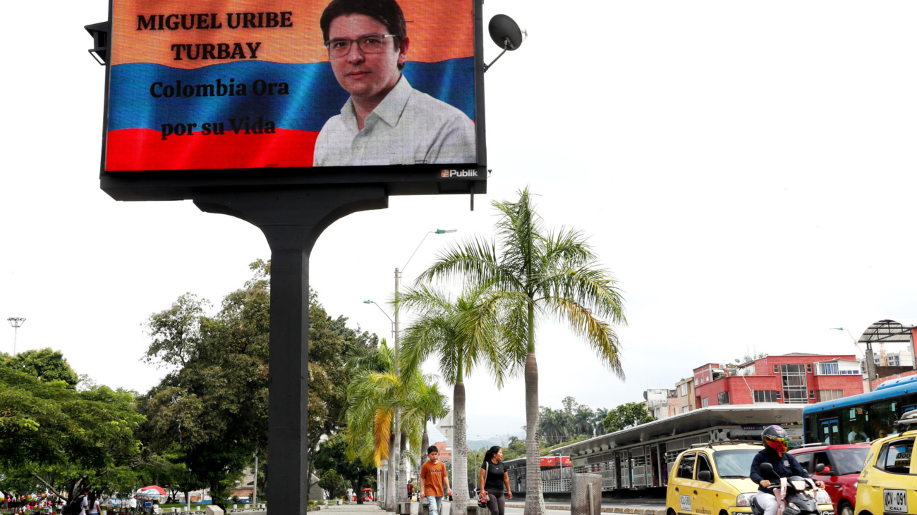 AME4409. CALI (COLOMBIA), 08/06/2025.- Fotografía de una pantalla en la se observa una imagen del senador y precandidato presidencial Miguel Uribe Turbay este domingo, en Cali (Colombia). En varias ciudades de Colombia los ciudadanos salieron a las calles para pedir por la recuperación deUribe Turbay quien fue víctima de un atentado ayer en Bogotá. EFE/ Ernesto Guzman Jr