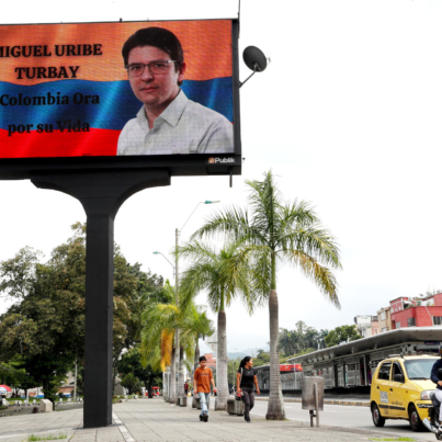 AME4409. CALI (COLOMBIA), 08/06/2025.- Fotografía de una pantalla en la se observa una imagen del senador y precandidato presidencial Miguel Uribe Turbay este domingo, en Cali (Colombia). En varias ciudades de Colombia los ciudadanos salieron a las calles para pedir por la recuperación deUribe Turbay quien fue víctima de un atentado ayer en Bogotá. EFE/ Ernesto Guzman Jr