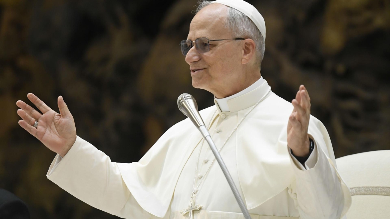 VATICAN CITY (Vatican City State (Holy See)), 24/05/2025.- A handout picture provided by the Vatican Media shows Pope Leo XIV gesturing during an audience with officials and employees of the Roman Curia, in Vatican City, 24 May 2025. The Roman Curia, consisting of administrative institutions of the Holy See, assists the pope in his role as the head of the Catholic Church. (Papa, Santa Sede) EFE/EPA/VATICAN MEDIA HANDOUT HANDOUT EDITORIAL USE ONLY/NO SALES