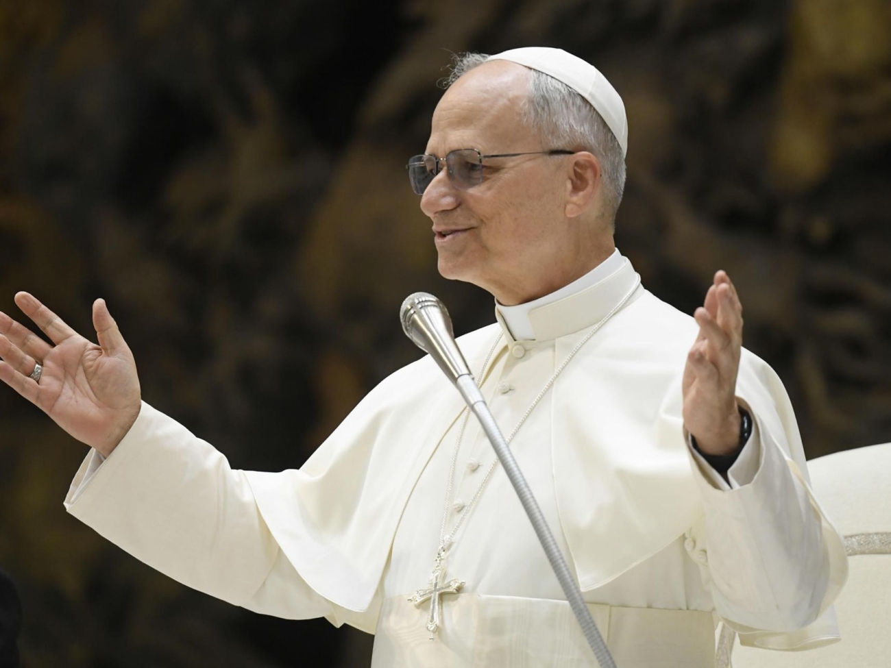 VATICAN CITY (Vatican City State (Holy See)), 24/05/2025.- A handout picture provided by the Vatican Media shows Pope Leo XIV gesturing during an audience with officials and employees of the Roman Curia, in Vatican City, 24 May 2025. The Roman Curia, consisting of administrative institutions of the Holy See, assists the pope in his role as the head of the Catholic Church. (Papa, Santa Sede) EFE/EPA/VATICAN MEDIA HANDOUT HANDOUT EDITORIAL USE ONLY/NO SALES