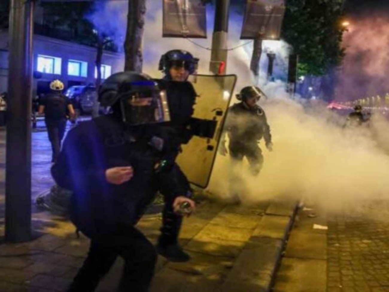 Paris (France), 31/05/2025.- French police in action as clashes erupt with PSG fans celebrating on the Champs-Elysees after their team won the UEFA Champions League final between Paris Saint-Germain and Internazionale Milano, Paris, France, 31 May 2025. (Liga de Campeones, Francia) EFE/EPA/CHRISTOPHE PETIT TESSON