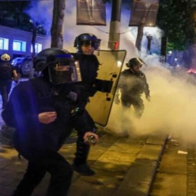 Paris (France), 31/05/2025.- French police in action as clashes erupt with PSG fans celebrating on the Champs-Elysees after their team won the UEFA Champions League final between Paris Saint-Germain and Internazionale Milano, Paris, France, 31 May 2025. (Liga de Campeones, Francia) EFE/EPA/CHRISTOPHE PETIT TESSON