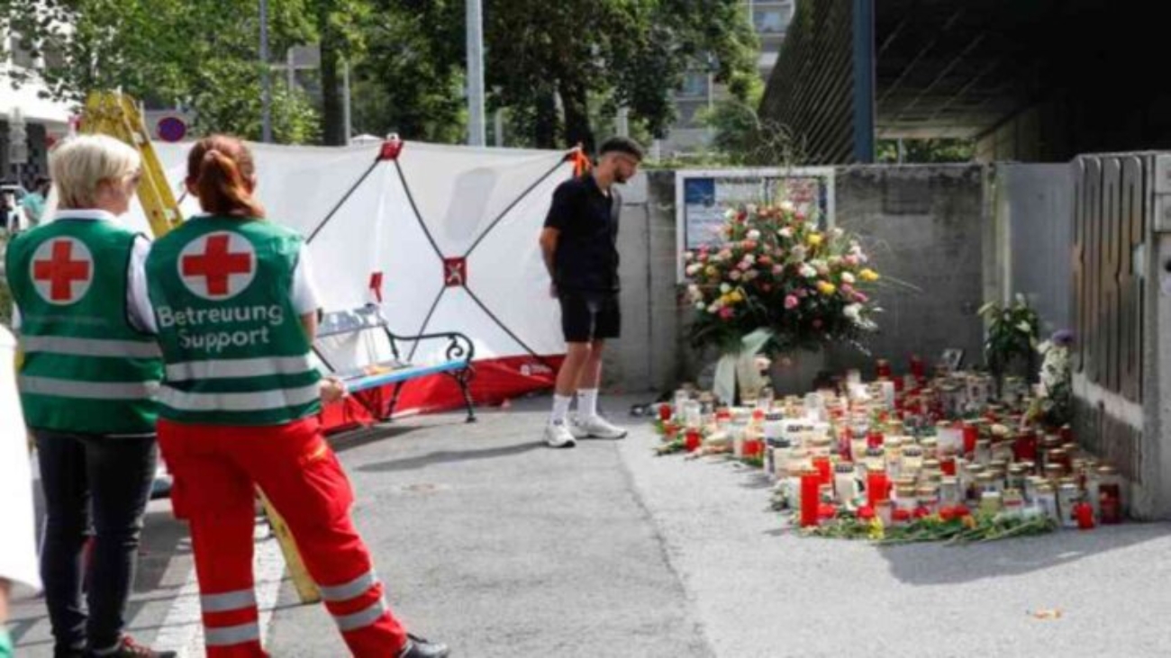 GRAZ (Austria), 11/06/2025.- A man pays tribute to the victims of the school shooting in Graz, Austria, 11 June 2025. At least nine people were killed in the incident on 10 June, including the shooter, authorities confirmed. EFE/EPA/ANTONIO BAT