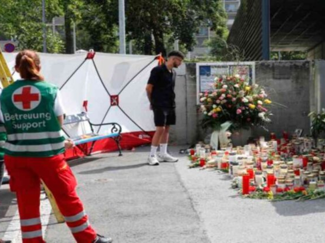 GRAZ (Austria), 11/06/2025.- A man pays tribute to the victims of the school shooting in Graz, Austria, 11 June 2025. At least nine people were killed in the incident on 10 June, including the shooter, authorities confirmed. EFE/EPA/ANTONIO BAT