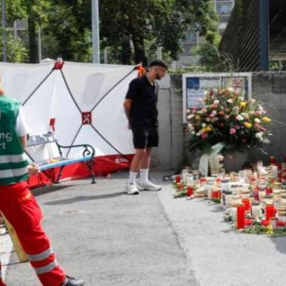 GRAZ (Austria), 11/06/2025.- A man pays tribute to the victims of the school shooting in Graz, Austria, 11 June 2025. At least nine people were killed in the incident on 10 June, including the shooter, authorities confirmed. EFE/EPA/ANTONIO BAT