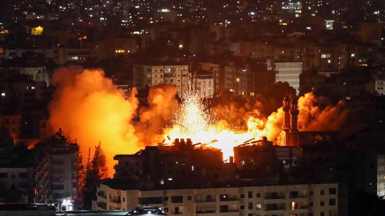 BEIRUT (Lebanon), 05/06/2025.- Smoke and flames rises following an Israeli airstrike in the Dahieh district in southern Beirut, Lebanon, 05 June 2025. The Israel army stated the renewed strikes in the southern suburb of Beirut were carried out against alleged Hezbollah drone facilities established in civilian neighborhoods. (Líbano, Hizbulá/Hezbolá) EFE/EPA/WAEL HAMZEH