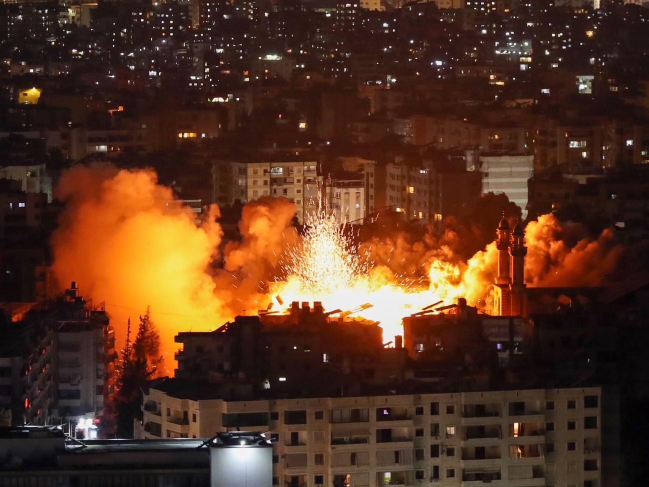 BEIRUT (Lebanon), 05/06/2025.- Smoke and flames rises following an Israeli airstrike in the Dahieh district in southern Beirut, Lebanon, 05 June 2025. The Israel army stated the renewed strikes in the southern suburb of Beirut were carried out against alleged Hezbollah drone facilities established in civilian neighborhoods. (Líbano, Hizbulá/Hezbolá) EFE/EPA/WAEL HAMZEH