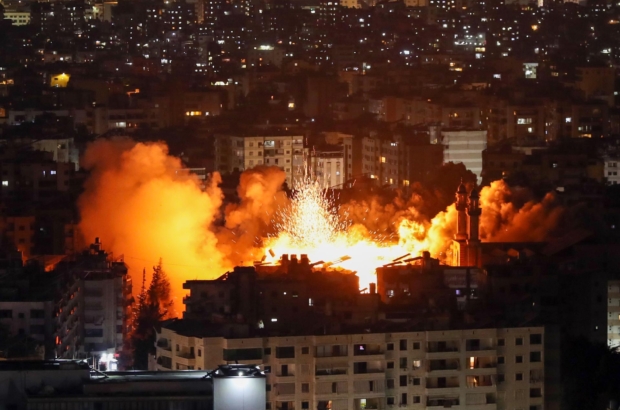 BEIRUT (Lebanon), 05/06/2025.- Smoke and flames rises following an Israeli airstrike in the Dahieh district in southern Beirut, Lebanon, 05 June 2025. The Israel army stated the renewed strikes in the southern suburb of Beirut were carried out against alleged Hezbollah drone facilities established in civilian neighborhoods. (Líbano, Hizbulá/Hezbolá) EFE/EPA/WAEL HAMZEH