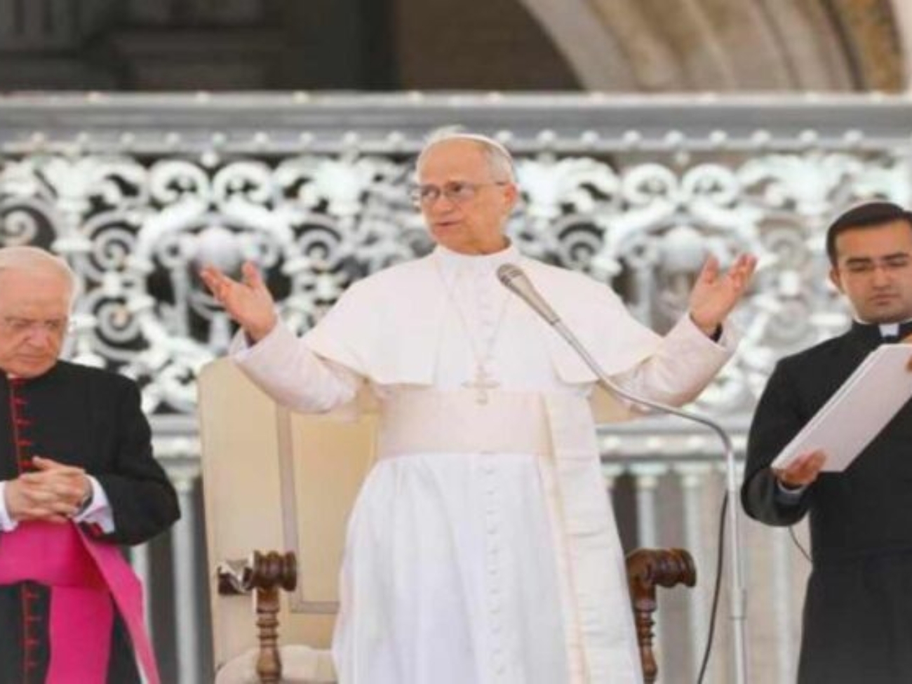Vatican City (Vatican City State (Holy See)), 04/06/2025.- Pope Leo XIV during his weekly General Audience in St. Peter's Square, in Vatican City, 04 June 2025. (Papa) EFE/EPA/FABIO FRUSTACI