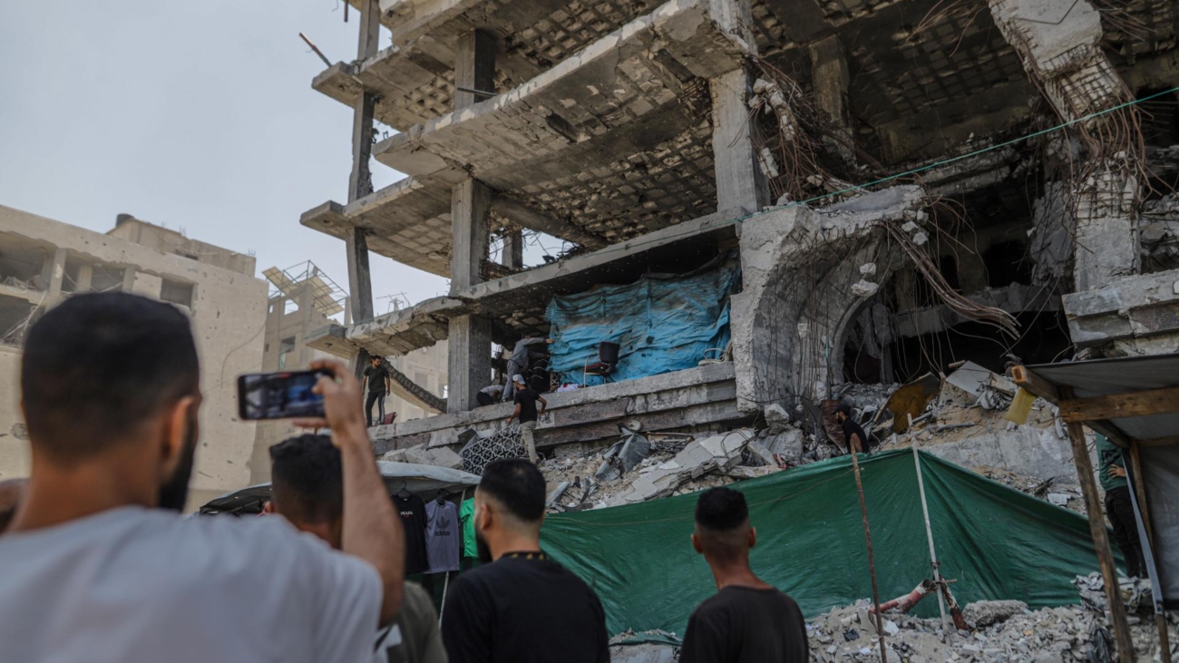 Gaza City (-), 03/06/2025.- Internally displaced Palestinians search for missing people under the rubble of a destroyed building following an Israeli airstrike in the Al Remal neighborhood in Gaza City, northern Gaza Strip, 03 June 2025. According to the Palestinian Ministry of Health in Gaza, at least seven Palestinians were killed following Israeli airstrikes in Gaza City. More than 54,500 Palestinians have been killed in the Gaza Strip, according to the Palestinian Ministry of Health, since Israel launched a military campaign in the strip in response to a cross-border attack led by the Palestinian militant group Hamas on 07 October 2023, in which about 1,200 Israelis were killed and more than 250 taken hostage. EFE/EPA/MOHAMMED SABER