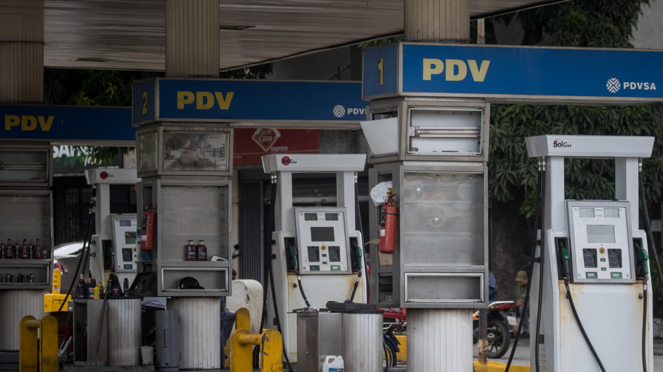 AME6708. CARACAS (VENEZUELA), 31/07/2023.- Vista de una estación de gasolina, el 27 de julio de 2023 en Caracas (Venezuela). La gallina de los huevos de oro de Venezuela, la industria petrolera, ha estado sobre el tapete en las últimas semanas, cuando candidatos a las primarias opositoras han debatido sobre si convendrá o no su privatización, una opción que algunos aspirantes tienen como meta en caso de llegar a la Presidencia. EFE/ MIGUEL GUTIÉRREZ
