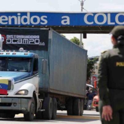 CUC400. CÚCUTA (COLOMBIA), 26/09/2022.- Un camión cruza el puente Simón Bolívar desde Colombia durante un acto de reapertura de la frontera entre Colombia y Venezuela, hoy, en Cúcuta (Colombia). Colombia y Venezuela reabrieron este lunes oficialmente su frontera común, que estuvo cerrada durante siete años, con un acto encabezado por el presidente Gustavo Petro y, por el lado venezolano, el gobernador del estado Táchira, Freddy Bernal, y los ministros de Transportes y de Industria. EFE/ Carlos Ortega
