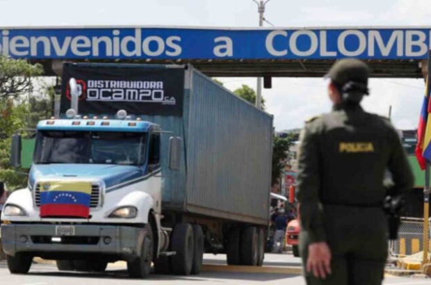 CUC400. CÚCUTA (COLOMBIA), 26/09/2022.- Un camión cruza el puente Simón Bolívar desde Colombia durante un acto de reapertura de la frontera entre Colombia y Venezuela, hoy, en Cúcuta (Colombia). Colombia y Venezuela reabrieron este lunes oficialmente su frontera común, que estuvo cerrada durante siete años, con un acto encabezado por el presidente Gustavo Petro y, por el lado venezolano, el gobernador del estado Táchira, Freddy Bernal, y los ministros de Transportes y de Industria. EFE/ Carlos Ortega