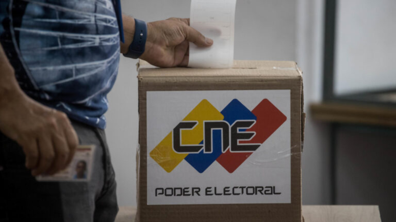 AME9361. CARACAS (VENEZUELA), 24/11/2023.- Ciudadanos participan en el simulacro electoral para el referendo sobre el Esequibo, el 19 de noviembre de 2023, en Caracas (Venezuela). Venezuela hace gala de su opulencia en las últimas semanas en forma de campaña política, con la financiación de conciertos y toda clase de propagandas que invitan a votar en el referendo no vinculante del 3 de diciembre, con el que el Gobierno busca sumar apoyo popular en su reclamo por el Esequibo, un territorio de unos 160.000 kilómetros cuadrados que el país se disputa con Guyana. Aunque la cantidad de recursos movilizados es incalculable, el gasto se hace evidente en las manifestaciones callejeras que se celebran a diario, en la proliferación de medios físicos y digitales de propaganda, la composición de temas musicales para la ocasión o la realización de vídeos promocionales, entre otros. EFE/ Miguel Gutiérrez