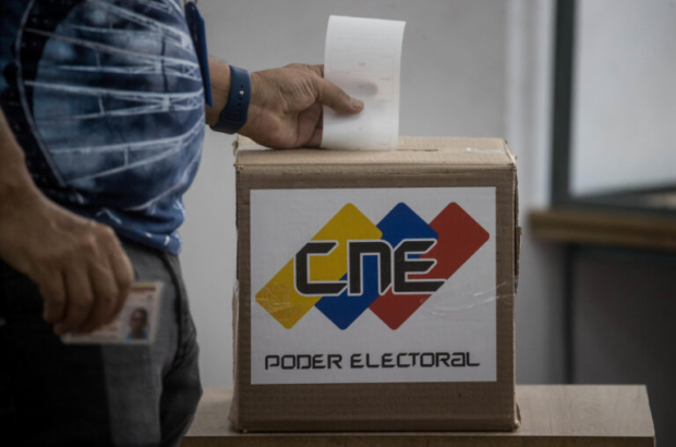 AME9361. CARACAS (VENEZUELA), 24/11/2023.- Ciudadanos participan en el simulacro electoral para el referendo sobre el Esequibo, el 19 de noviembre de 2023, en Caracas (Venezuela). Venezuela hace gala de su opulencia en las últimas semanas en forma de campaña política, con la financiación de conciertos y toda clase de propagandas que invitan a votar en el referendo no vinculante del 3 de diciembre, con el que el Gobierno busca sumar apoyo popular en su reclamo por el Esequibo, un territorio de unos 160.000 kilómetros cuadrados que el país se disputa con Guyana. Aunque la cantidad de recursos movilizados es incalculable, el gasto se hace evidente en las manifestaciones callejeras que se celebran a diario, en la proliferación de medios físicos y digitales de propaganda, la composición de temas musicales para la ocasión o la realización de vídeos promocionales, entre otros. EFE/ Miguel Gutiérrez