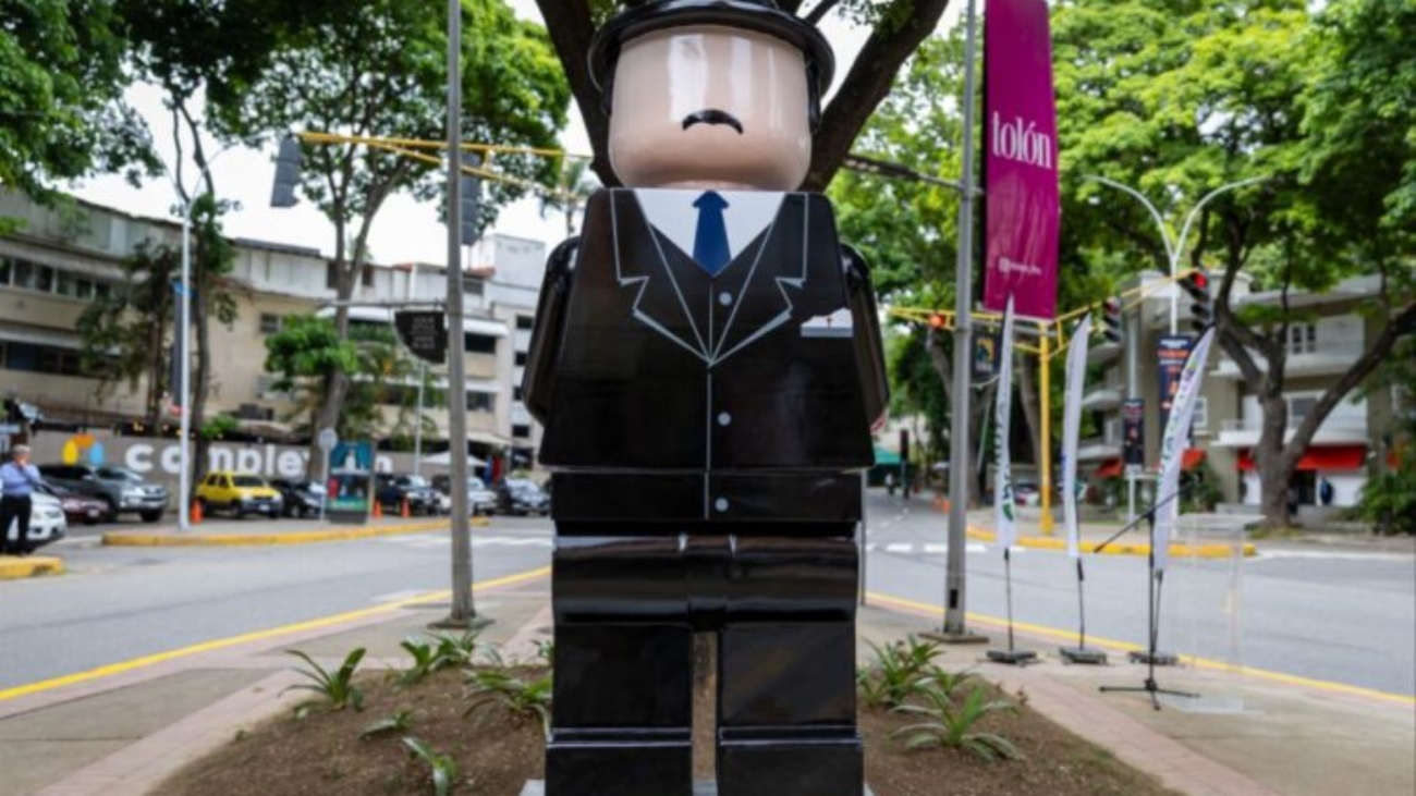 Develan-escultura-de-Armando-Velutini-en-homenaje-al-Dr.-Jose-Gregorio-Hernandez-768x512