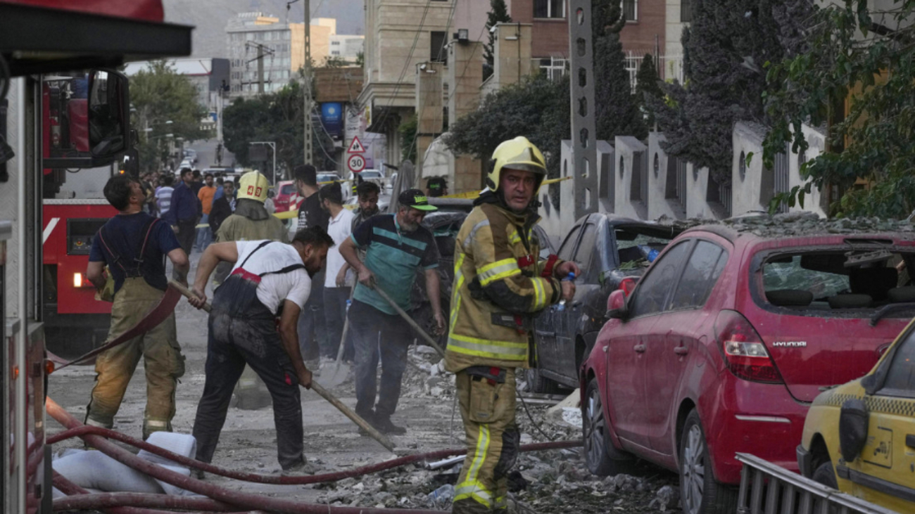 cortesia-bomberos-en-la-escena-de-la-explosion-en-una-residencia-en-teheran-iran-13-de-junio-del-43084