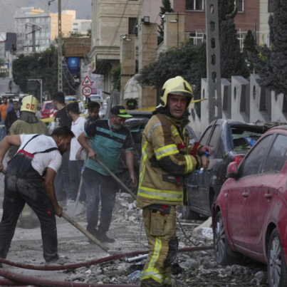 cortesia-bomberos-en-la-escena-de-la-explosion-en-una-residencia-en-teheran-iran-13-de-junio-del-43084