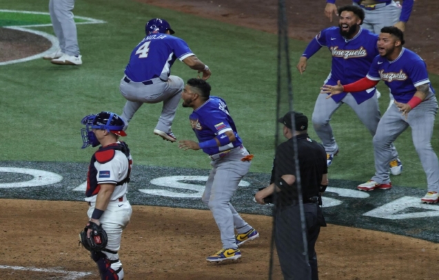 beisbolistas-venezolanos-celebrando-la-victoria-57857