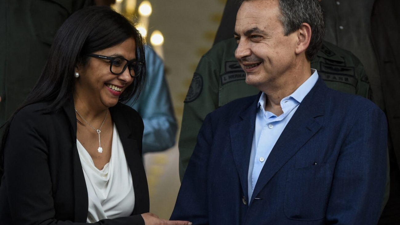 Venezuelan Minister of Foreign Affairs Delcy Rodriguez (L) speaks with former president of the Spanish government Jose Luis Rodriguez Zapatero at the end of a meeting in Presidential Palace with (out of frame) Venezuelan president Nicolas Maduro, UNASUR Secretary General Ernesto Samper, former Panamanian president Martin Torrijos, and former president of Dominican Republic Leonel Fernandez,  in Caracas on July 21, 2016. (Photo by JUAN BARRETO / AFP)