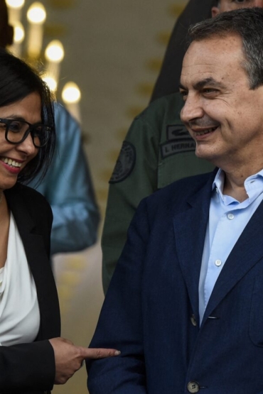 Venezuelan Minister of Foreign Affairs Delcy Rodriguez (L) speaks with former president of the Spanish government Jose Luis Rodriguez Zapatero at the end of a meeting in Presidential Palace with (out of frame) Venezuelan president Nicolas Maduro, UNASUR Secretary General Ernesto Samper, former Panamanian president Martin Torrijos, and former president of Dominican Republic Leonel Fernandez, in Caracas on July 21, 2016. (Photo by JUAN BARRETO / AFP)