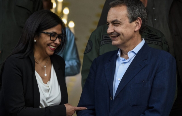 Venezuelan Minister of Foreign Affairs Delcy Rodriguez (L) speaks with former president of the Spanish government Jose Luis Rodriguez Zapatero at the end of a meeting in Presidential Palace with (out of frame) Venezuelan president Nicolas Maduro, UNASUR Secretary General Ernesto Samper, former Panamanian president Martin Torrijos, and former president of Dominican Republic Leonel Fernandez,  in Caracas on July 21, 2016. (Photo by JUAN BARRETO / AFP)