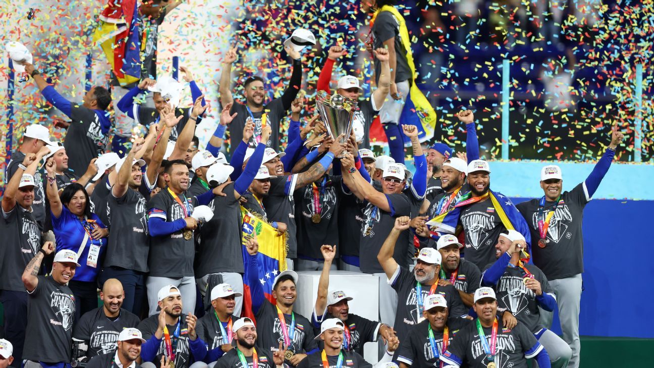 foto-seleccion-de-venezuela-levantando-la-copa-del-clasico-mundial-de-beisbol-110714