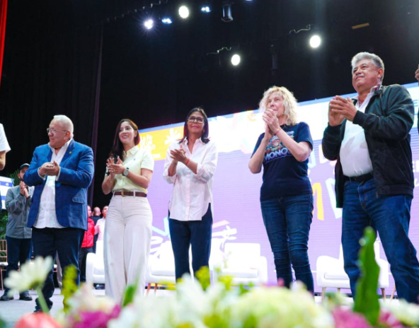 delcy-rodriguez-en-el-teatro-de-la-opera-maracay-60057