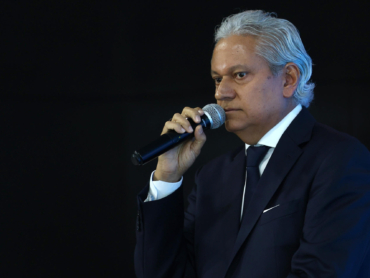 AME9534. CIUDAD DE PANAMÁ (PANAMÁ), 05/05/2026.- El presidente de la Cámara de Empresarios y Ejecutivos Venezolanos en el Exterior (Cavex), Orlando Soto, habla durante la II Cumbre Anual de la Cavex este martes, en Ciudad de Panamá (Panamá). La inversión venezolana en cerca de una decena de países de América Latina, que superaría los 10.000 millones de dólares, permanecerá en ellos, pese a la expectativa frente a los cambios en Venezuela, dijo Soto. EFE/ Carlos Lemos