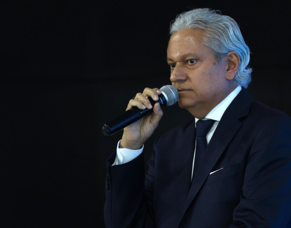 AME9534. CIUDAD DE PANAMÁ (PANAMÁ), 05/05/2026.- El presidente de la Cámara de Empresarios y Ejecutivos Venezolanos en el Exterior (Cavex), Orlando Soto, habla durante la II Cumbre Anual de la Cavex este martes, en Ciudad de Panamá (Panamá). La inversión venezolana en cerca de una decena de países de América Latina, que superaría los 10.000 millones de dólares, permanecerá en ellos, pese a la expectativa frente a los cambios en Venezuela, dijo Soto. EFE/ Carlos Lemos