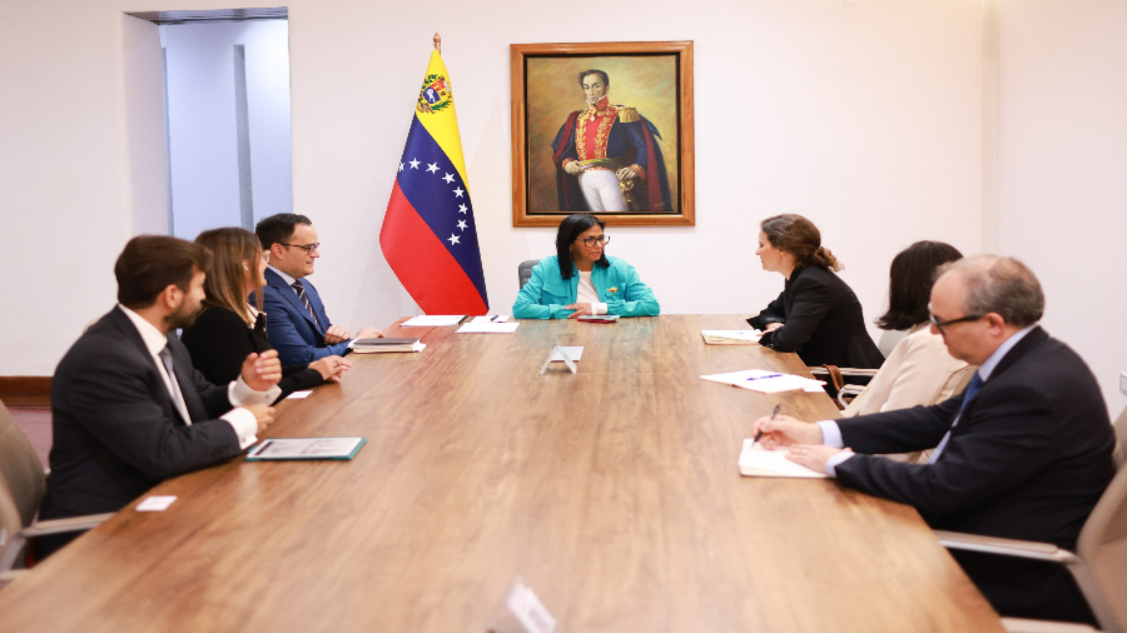 delcy-rodriguez-con-susana-cordeiro-guerra-vicepresidenta-para-america-latina-del-banco-mundial-60908