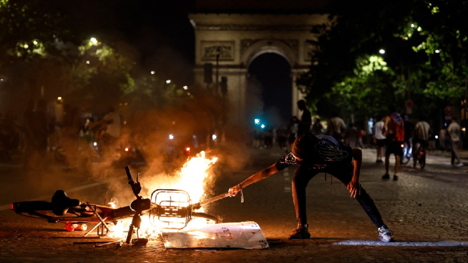 disturbios-en-paris-tras-victoria-del-psg-en-la-final-de-la-champions-61740