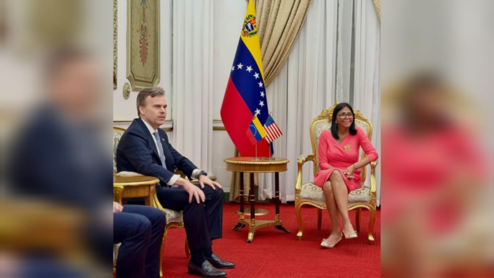 john-barrett-y-delcy-rodriguez-en-el-palacio-de-miraflores-59817