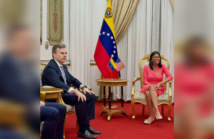 john-barrett-y-delcy-rodriguez-en-el-palacio-de-miraflores-59817