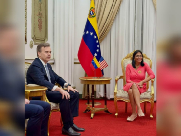 john-barrett-y-delcy-rodriguez-en-el-palacio-de-miraflores-59817