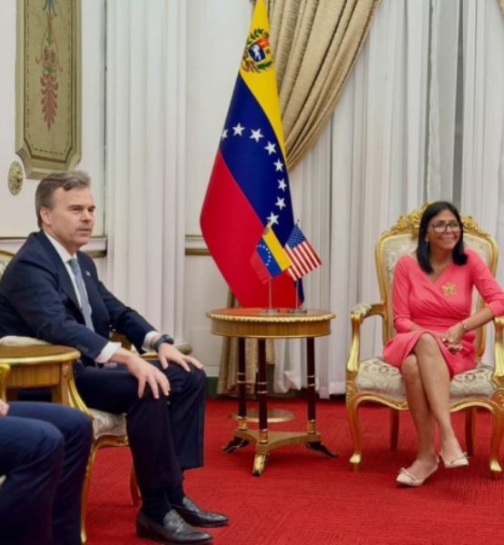 john-barrett-y-delcy-rodriguez-en-el-palacio-de-miraflores-59817