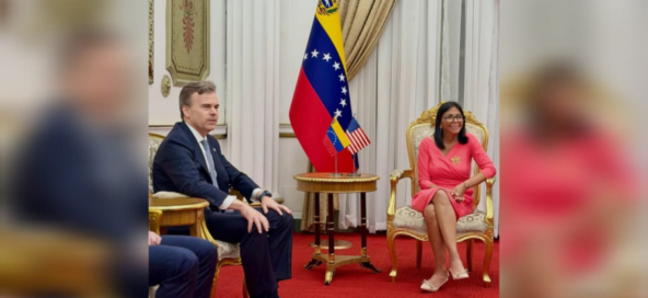 john-barrett-y-delcy-rodriguez-en-el-palacio-de-miraflores-59817