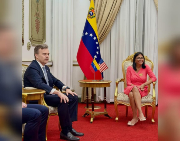 john-barrett-y-delcy-rodriguez-en-el-palacio-de-miraflores-59817