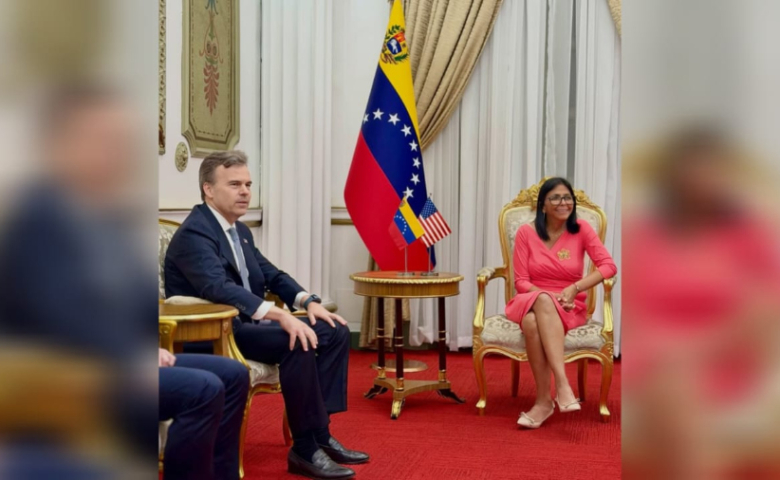 john-barrett-y-delcy-rodriguez-en-el-palacio-de-miraflores-59817